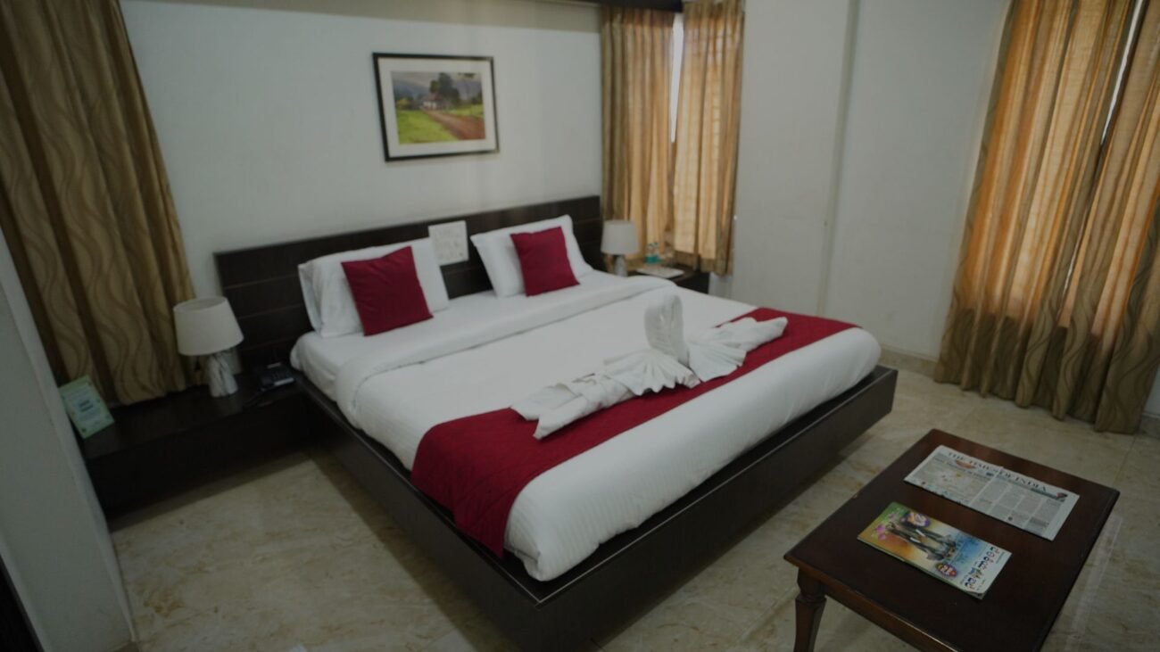 Colorful Minimalist Space Desktop Wallpaper (6)